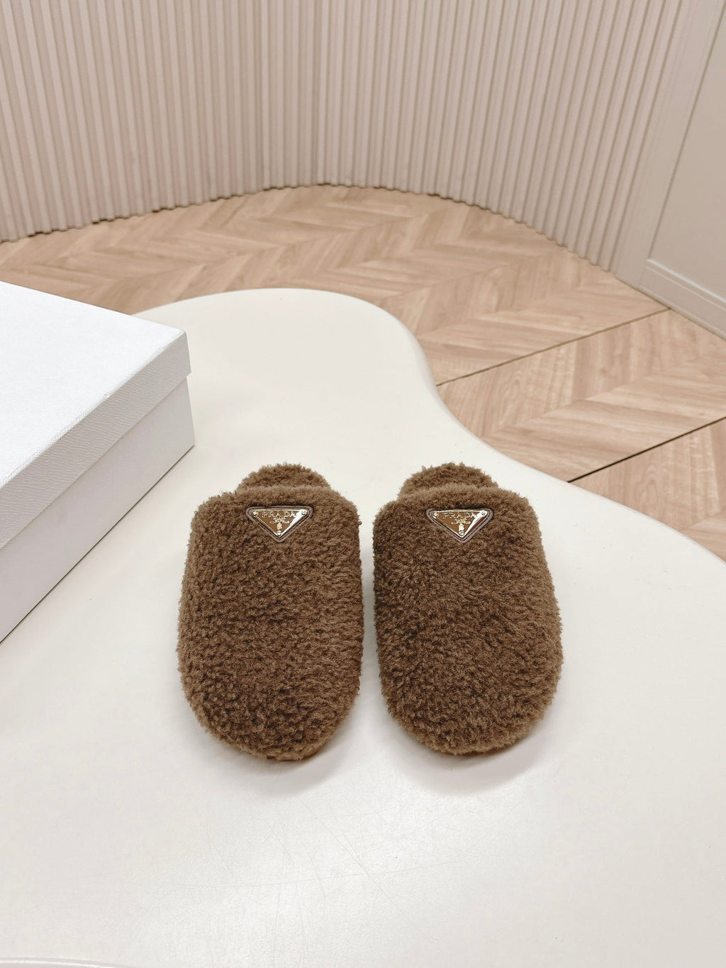 MULES ATTACHED TRIANGLE LOGO IN WOOD BROWN SHEARLING