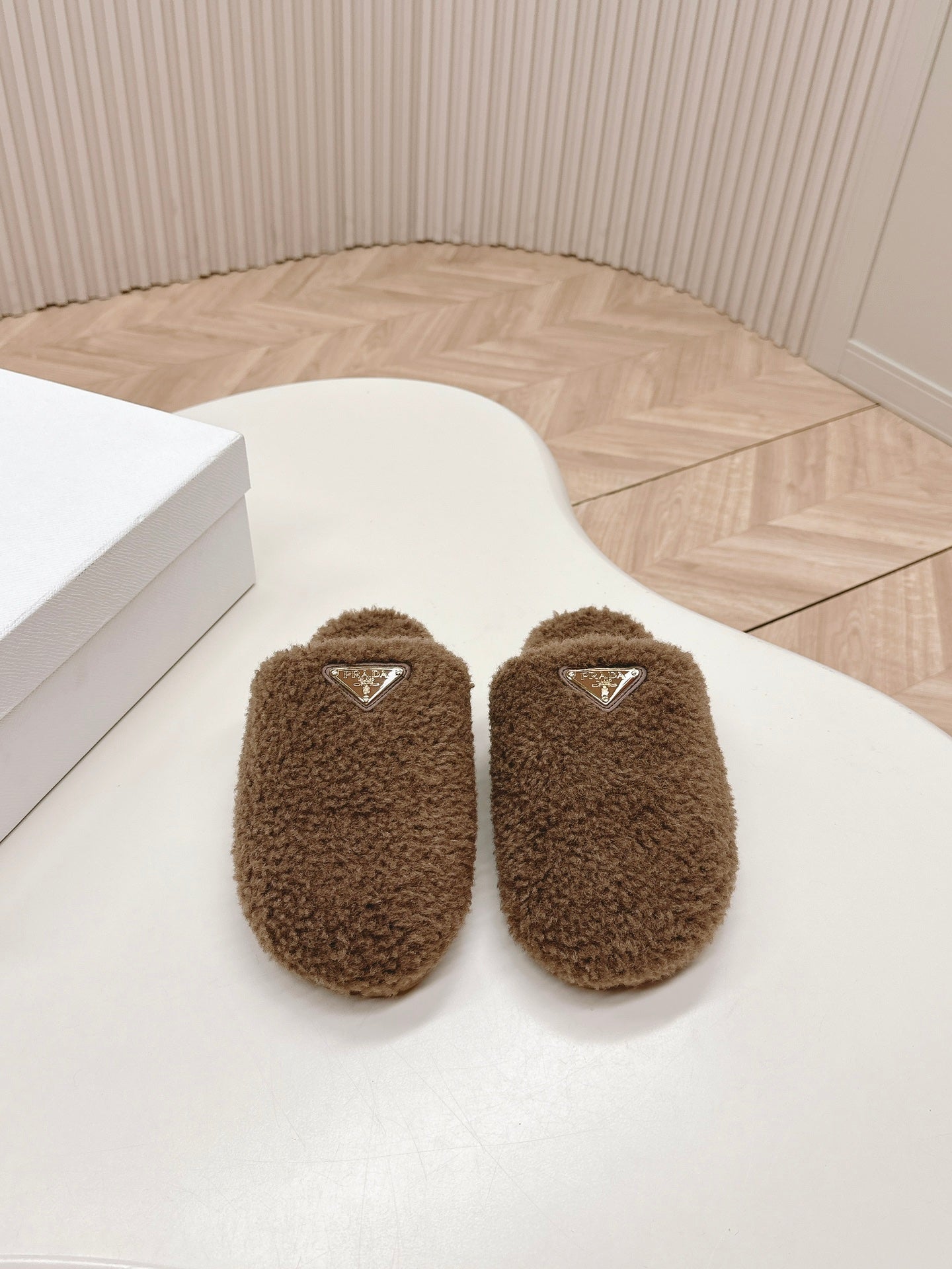 MULES ATTACHED TRIANGLE LOGO IN WOOD BROWN SHEARLING