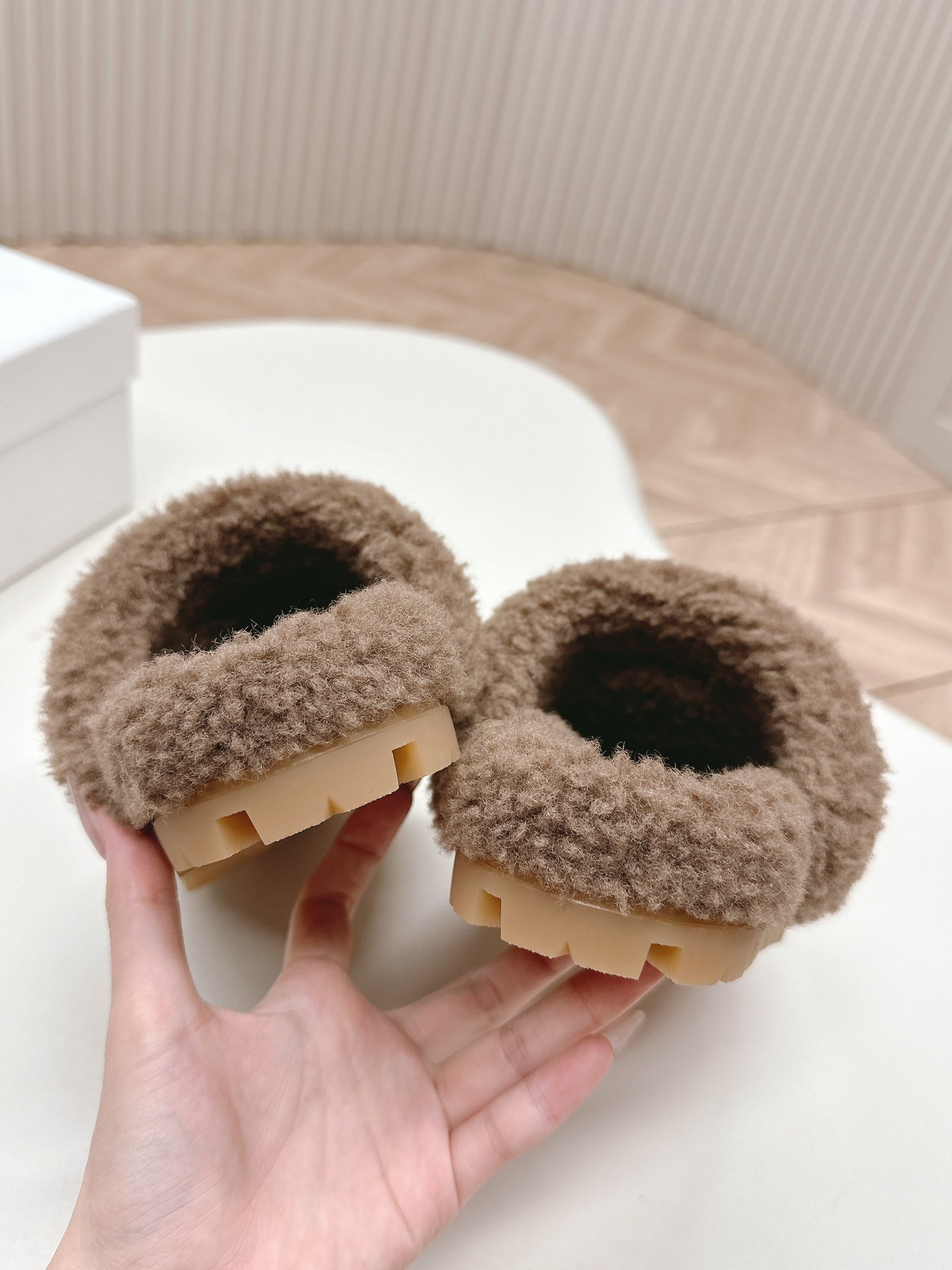 MULES ATTACHED TRIANGLE LOGO IN WOOD BROWN SHEARLING