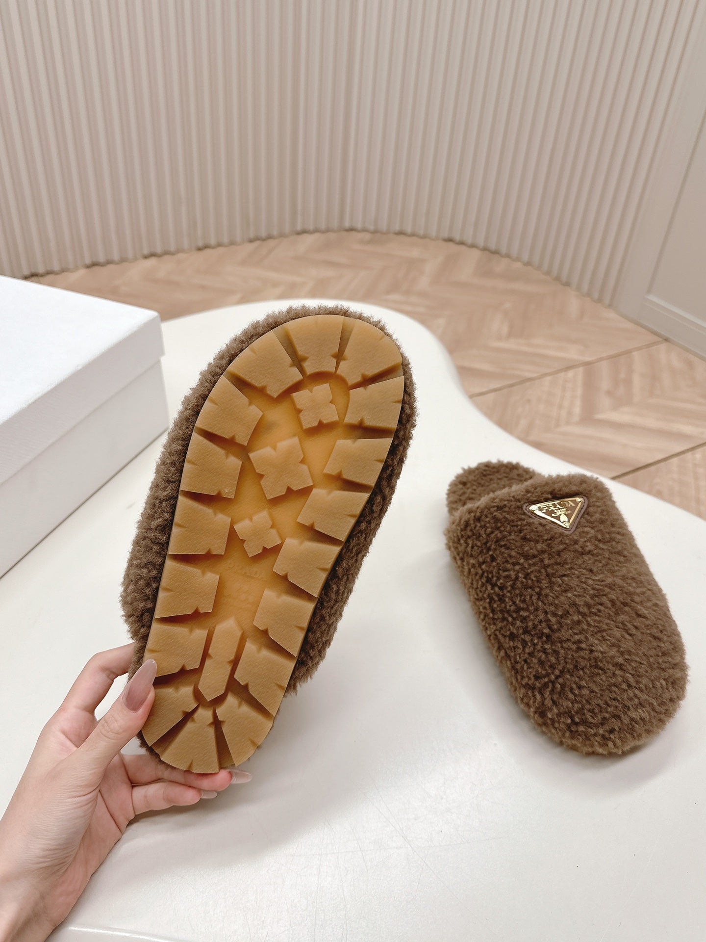 MULES ATTACHED TRIANGLE LOGO IN WOOD BROWN SHEARLING