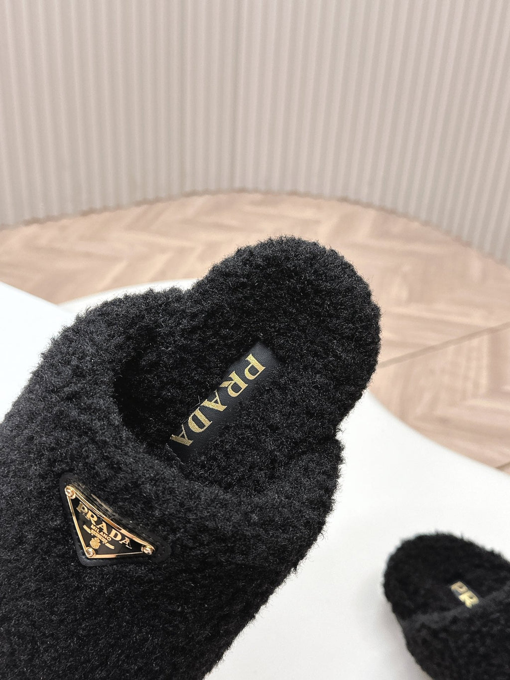 MULES ATTACHED TRIANGLE LOGO IN BLACK SHEARLING