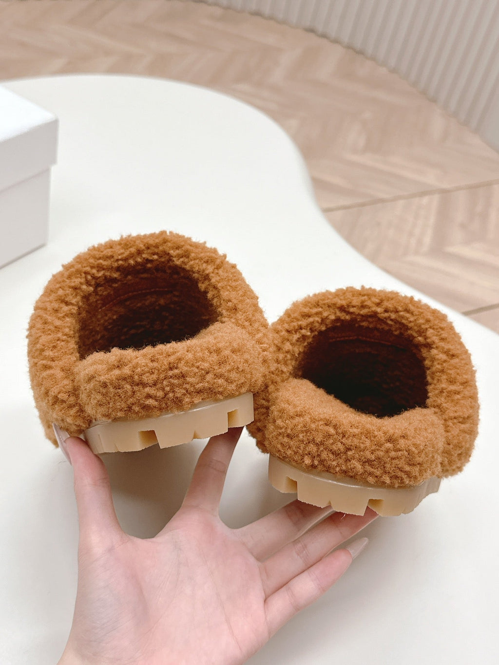 MULES ATTACHED TRIANGLE LOGO IN BRONZE BROWN SHEARLING