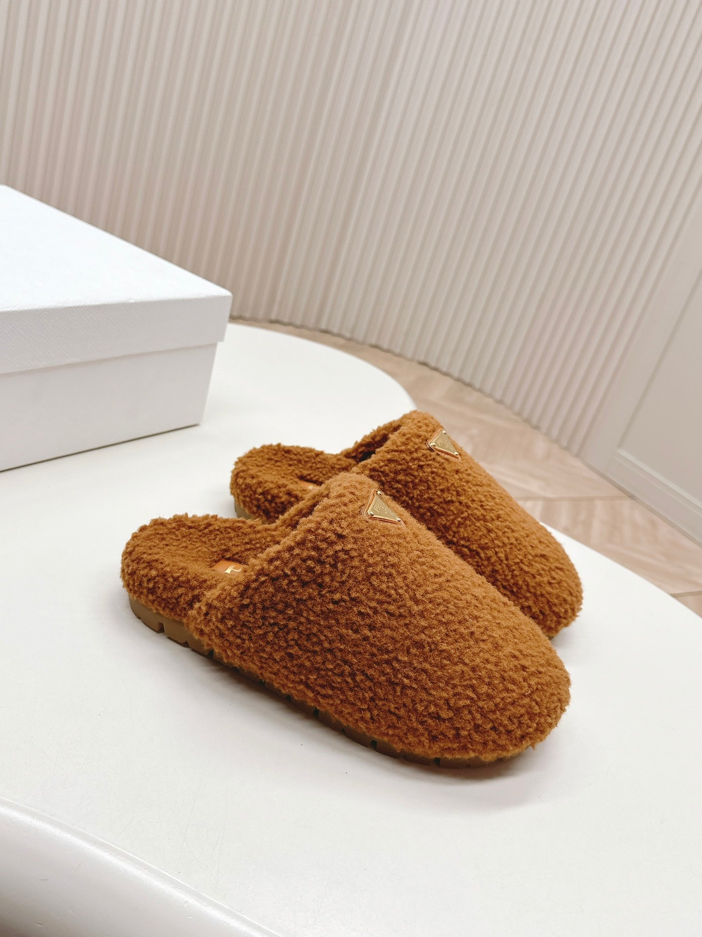 MULES ATTACHED TRIANGLE LOGO IN BRONZE BROWN SHEARLING