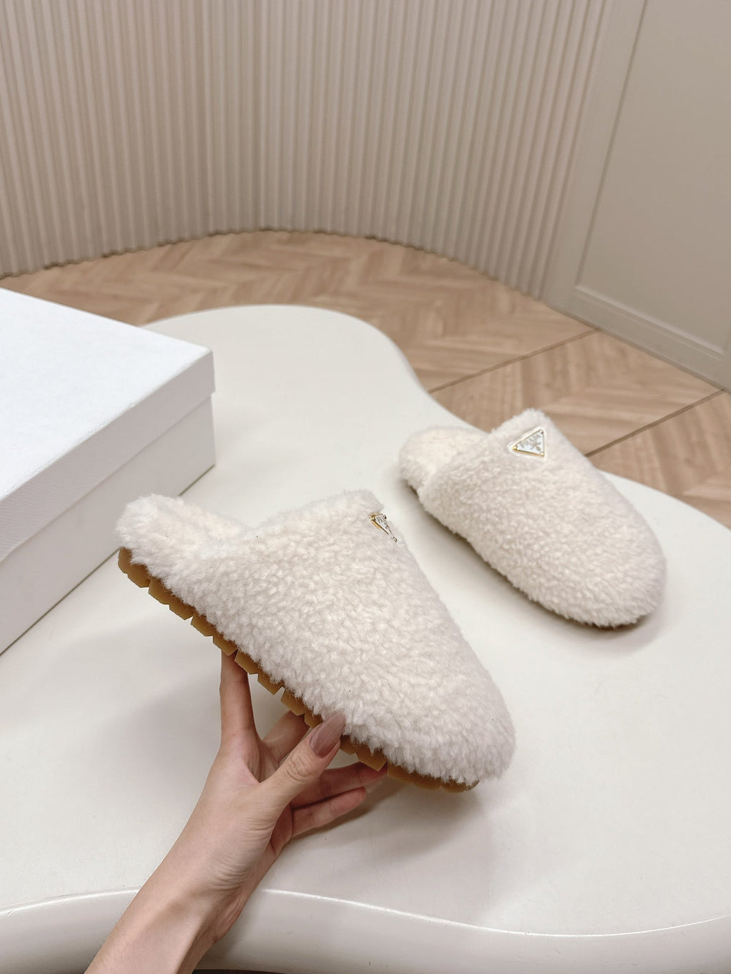 MULES ATTACHED TRIANGLE LOGO IN WHITE SHEARLING