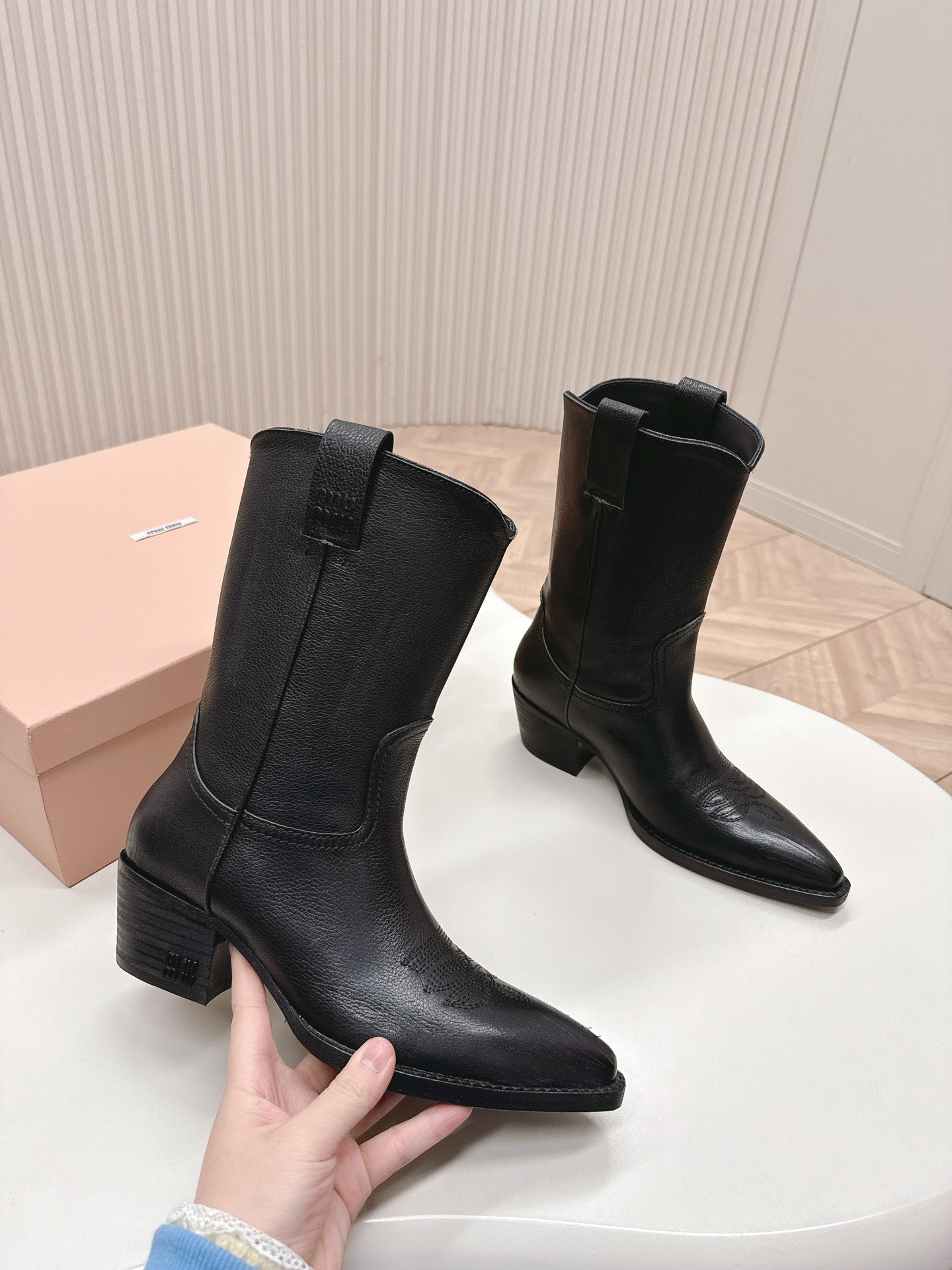 POINTED TOE BOOTS IN BLACK CALFSKIN