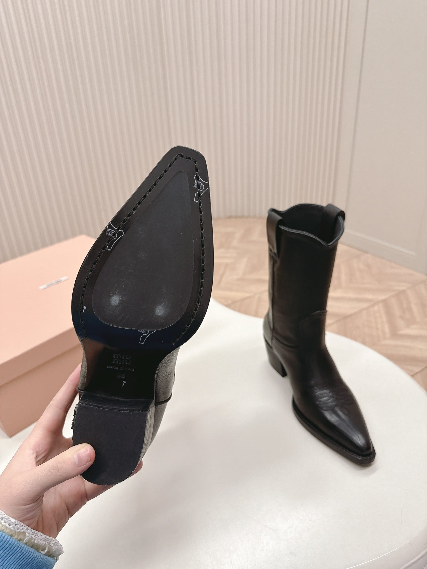 POINTED TOE BOOTS IN BLACK CALFSKIN
