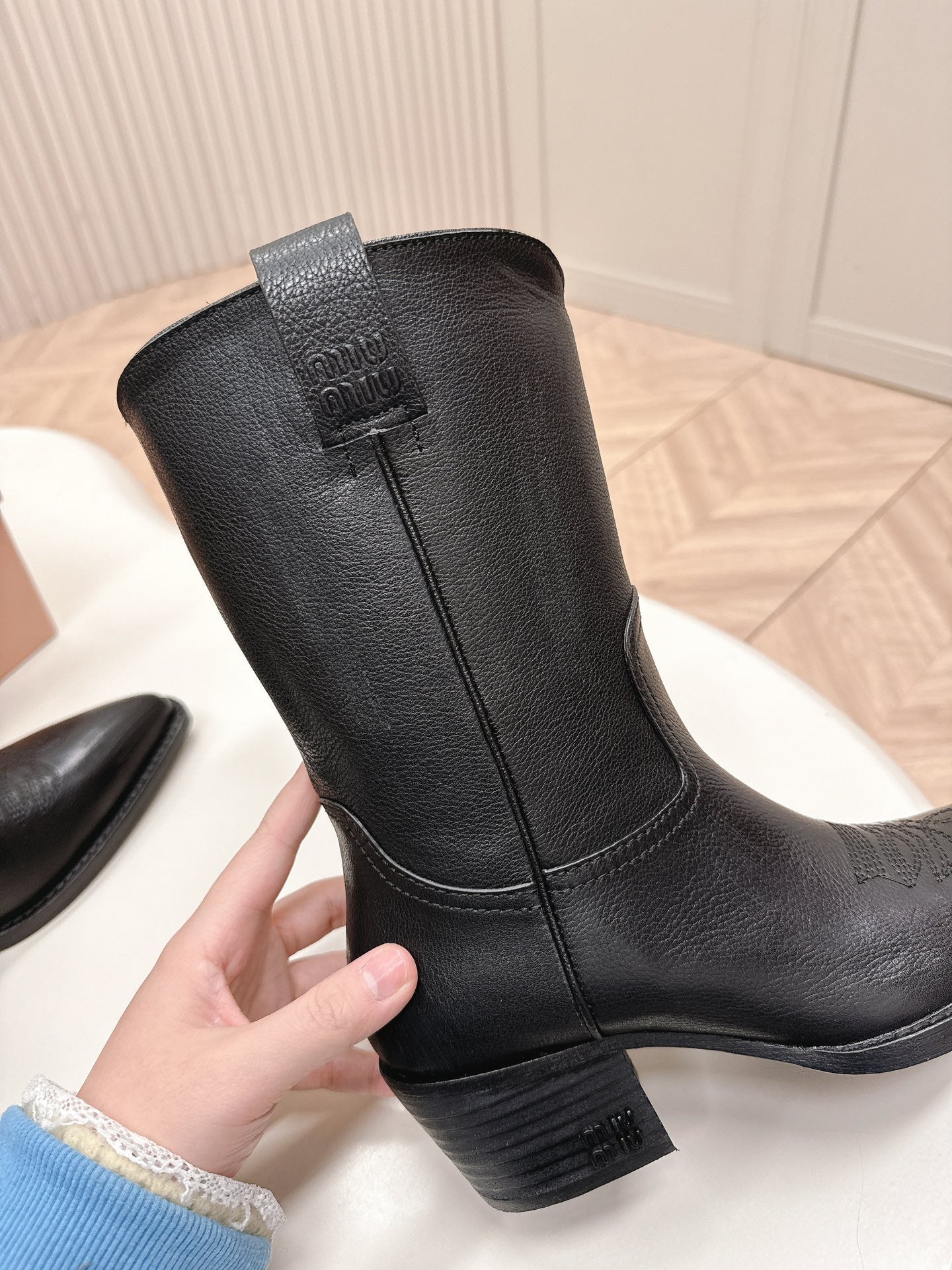 POINTED TOE BOOTS IN BLACK CALFSKIN