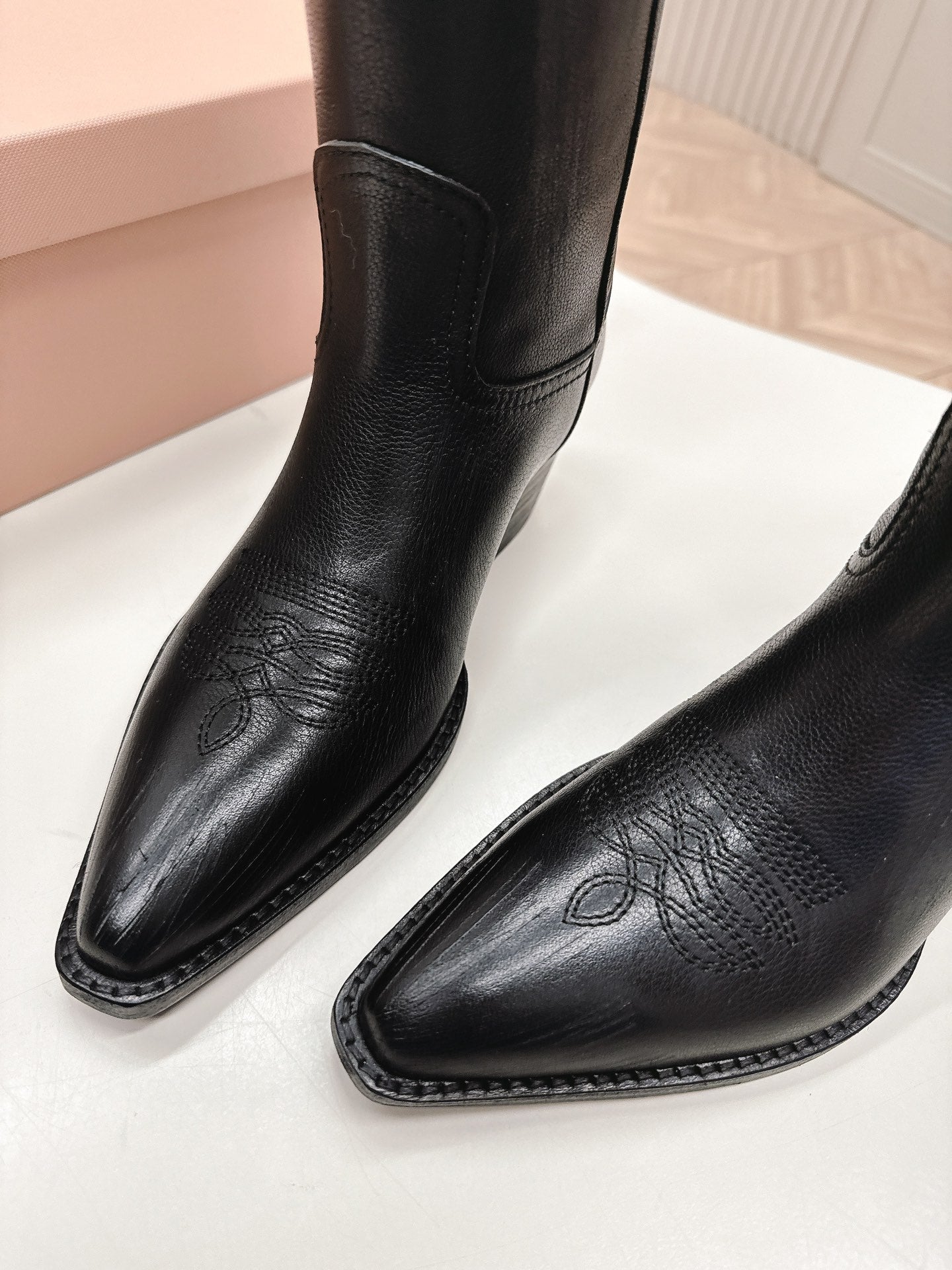 POINTED TOE BOOTS IN BLACK CALFSKIN