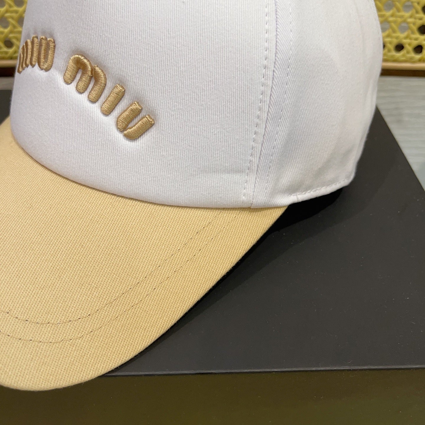 MM BASEBALL CAP IN WHITE MIX BEIGE FABRIC WITH LOGO EMBROIDERY