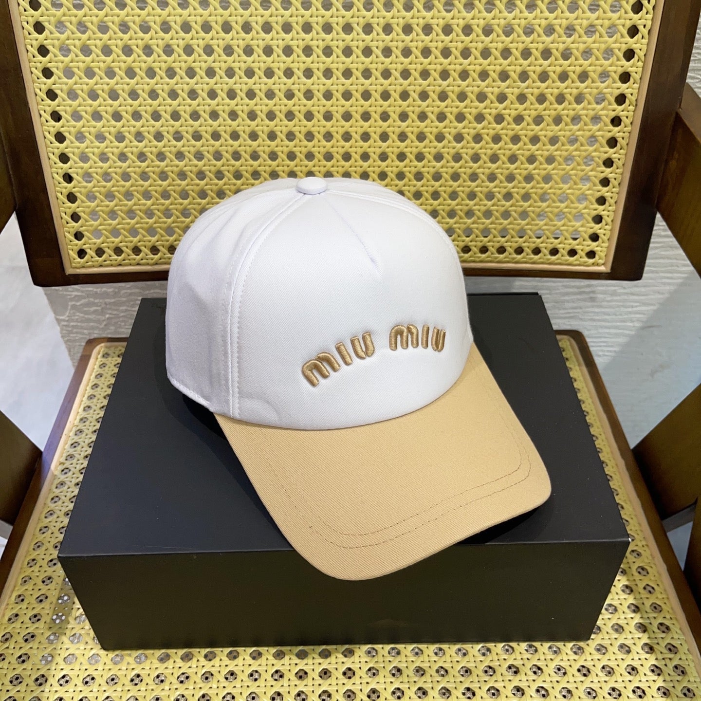 MM BASEBALL CAP IN WHITE MIX BEIGE FABRIC WITH LOGO EMBROIDERY