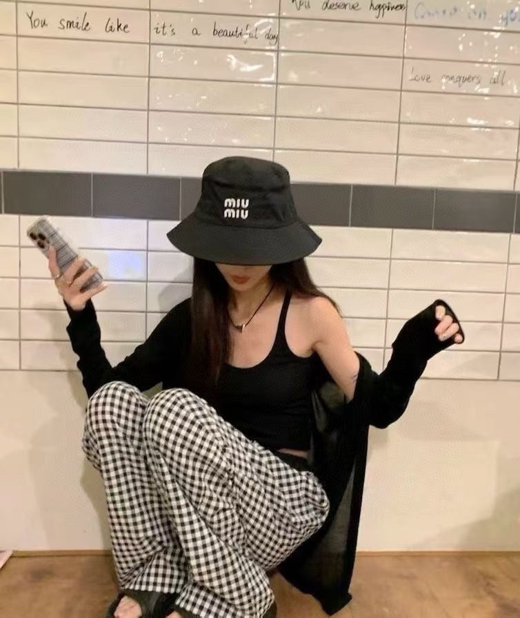 MM CLASSIC REVERSIBLE BUCKET HAT IN LIGHT BEIGE AND BLACK FABRIC