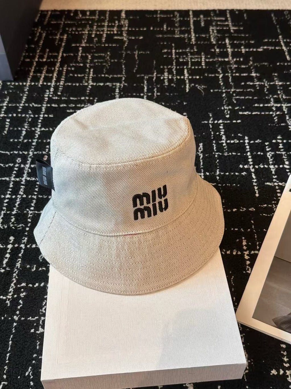 MM CLASSIC REVERSIBLE BUCKET HAT IN LIGHT BEIGE AND BLACK FABRIC