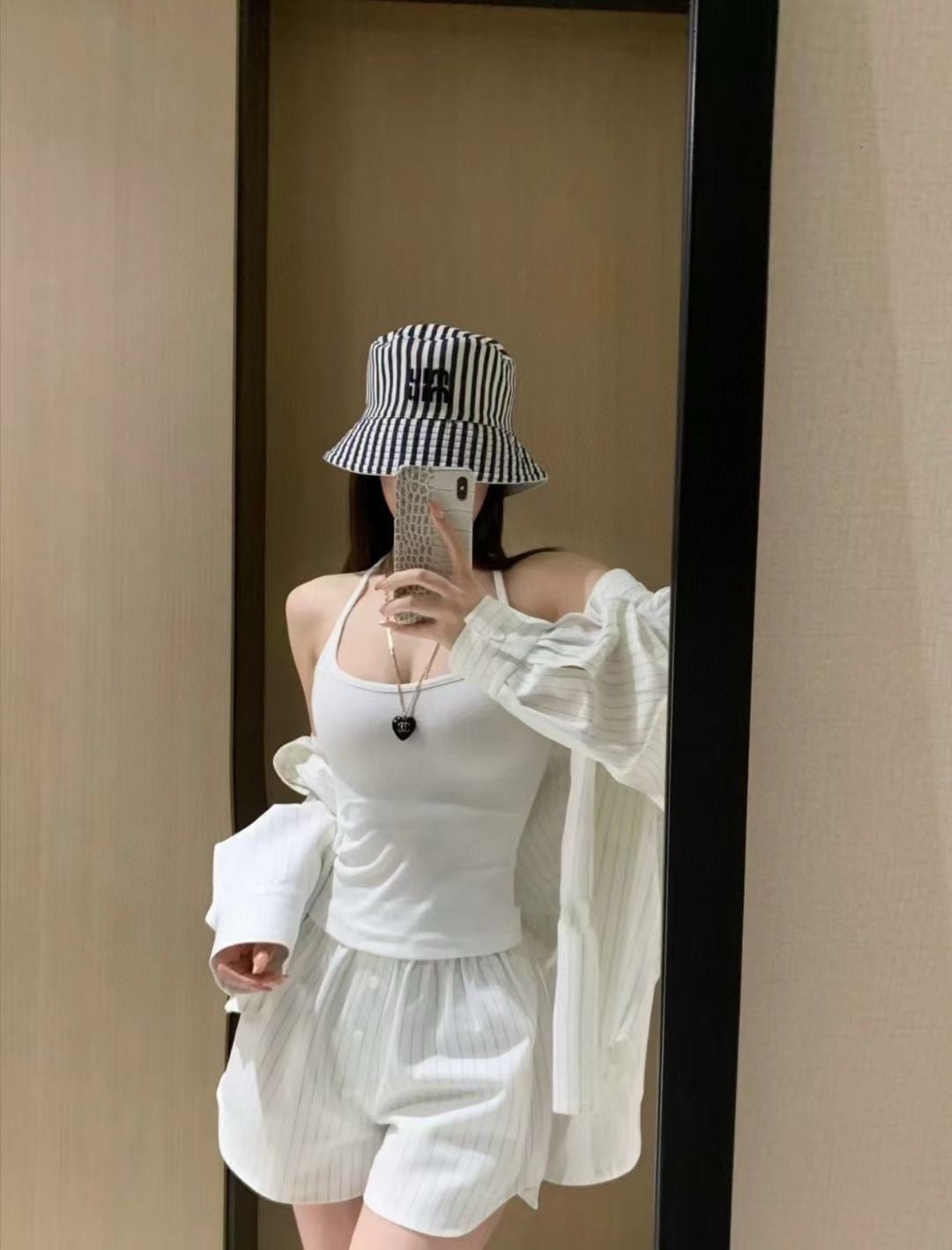 MM CLASSIC REVERSIBLE BUCKET HAT IN LIGHT BEIGE AND BLACK FABRIC