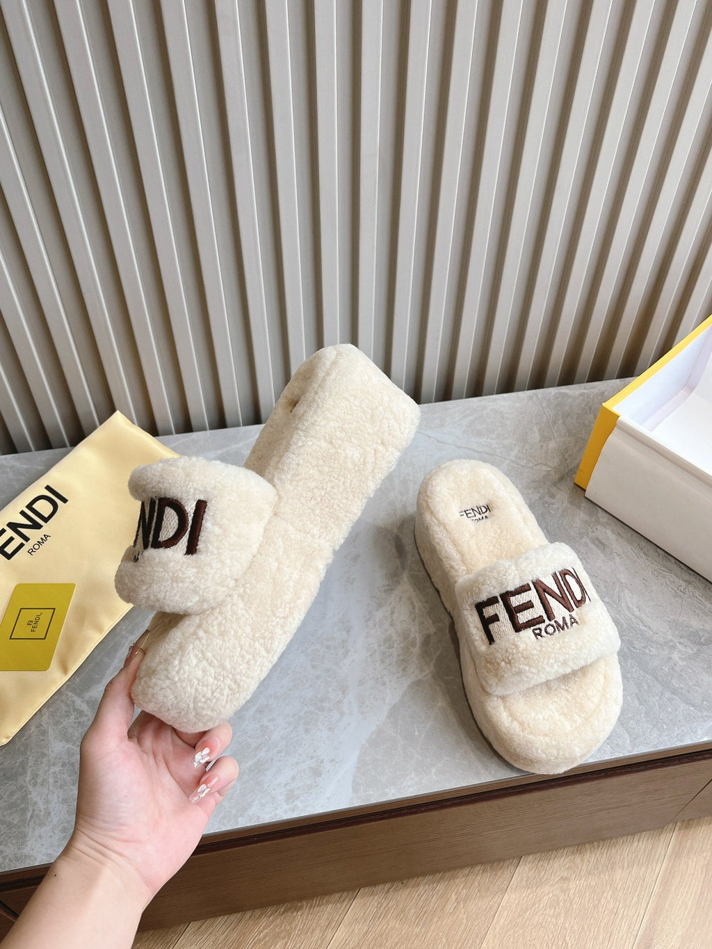 FENDI SLIPPER IN WHITE FUR WITH BROWN LOGO