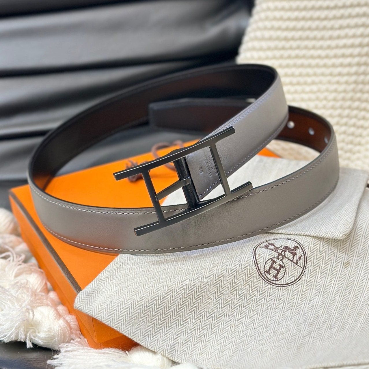 HM QUENTIN 32MM REVERSIBLE BELT BLACK AND KHAKI BROWN LEATHER BLACK HARDWARE