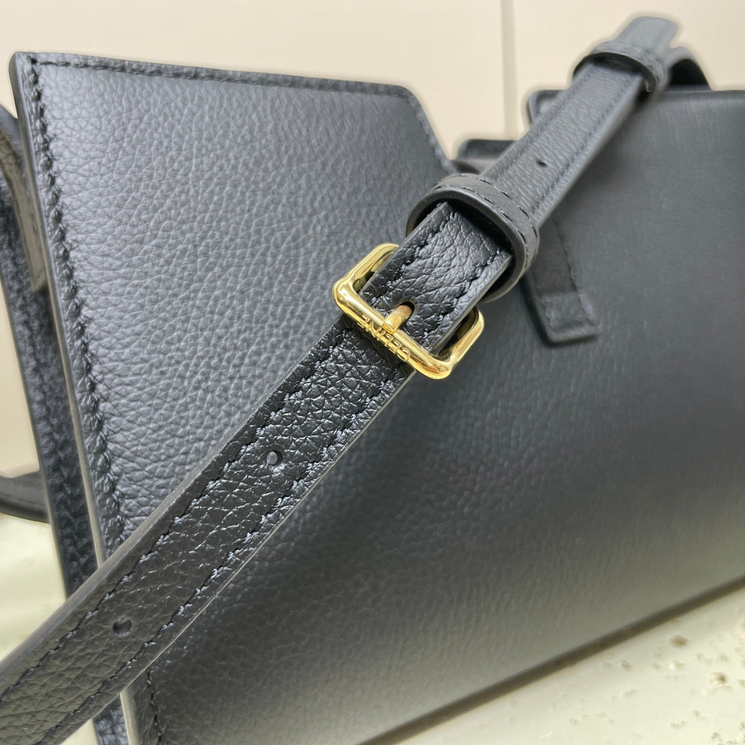 16 STRAP POCHETTE 18 IN BLACK SUPPLE CALFSKIN GOLD HARDWARE