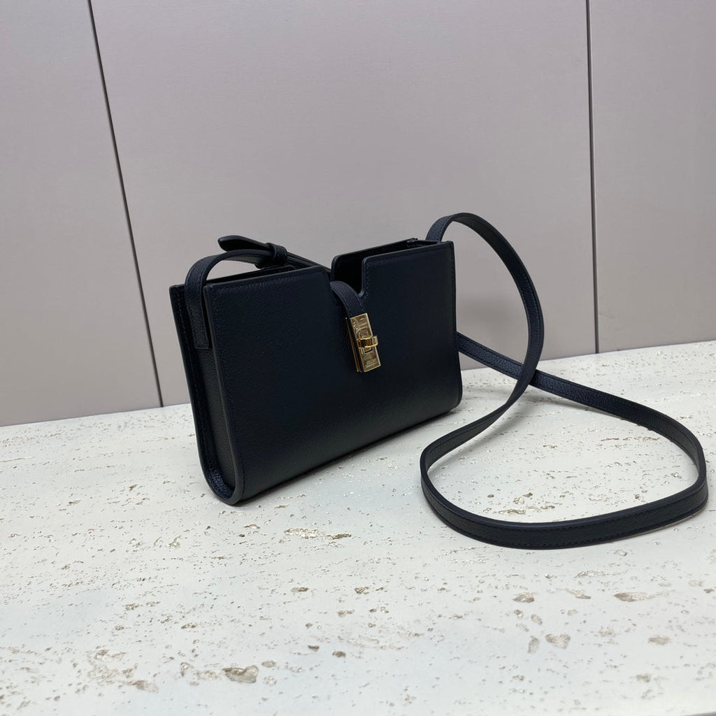 16 STRAP POCHETTE 18 IN BLACK SUPPLE CALFSKIN GOLD HARDWARE