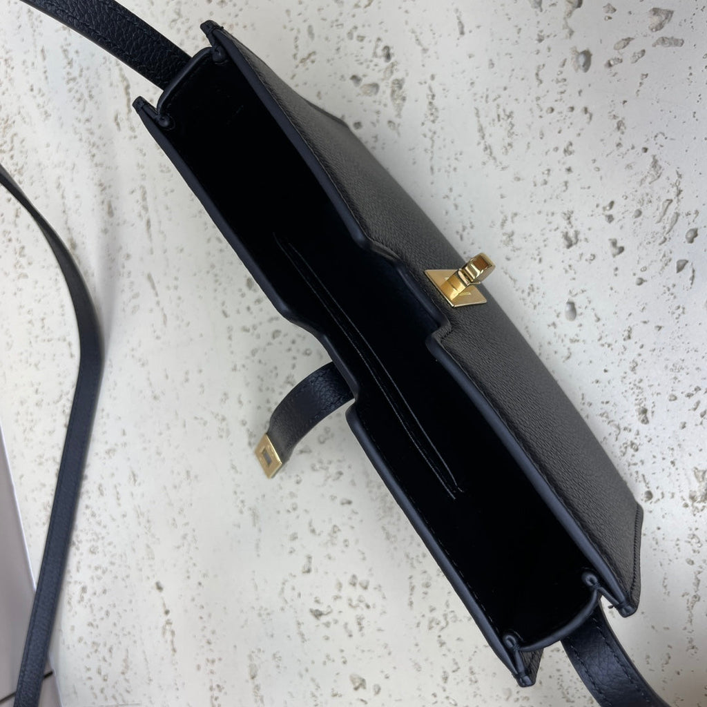 16 STRAP POCHETTE 18 IN BLACK SUPPLE CALFSKIN GOLD HARDWARE