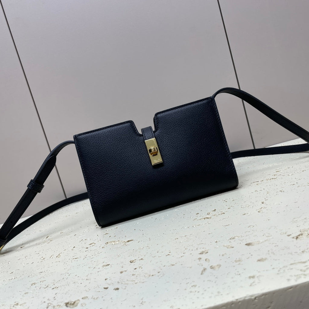 16 STRAP POCHETTE 18 IN BLACK SUPPLE CALFSKIN GOLD HARDWARE