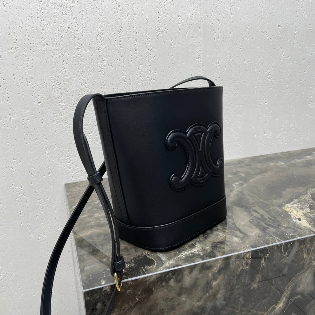 CELINE 25S CUIR TRIOMPHE BAG 30 IN BLACK CALFSKIN