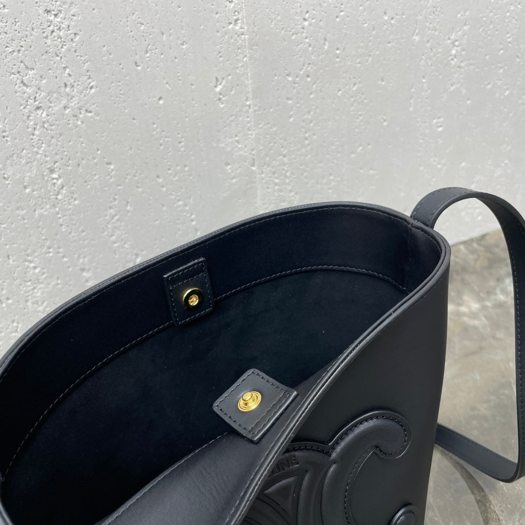 CELINE 25S CUIR TRIOMPHE BAG 30 IN BLACK CALFSKIN