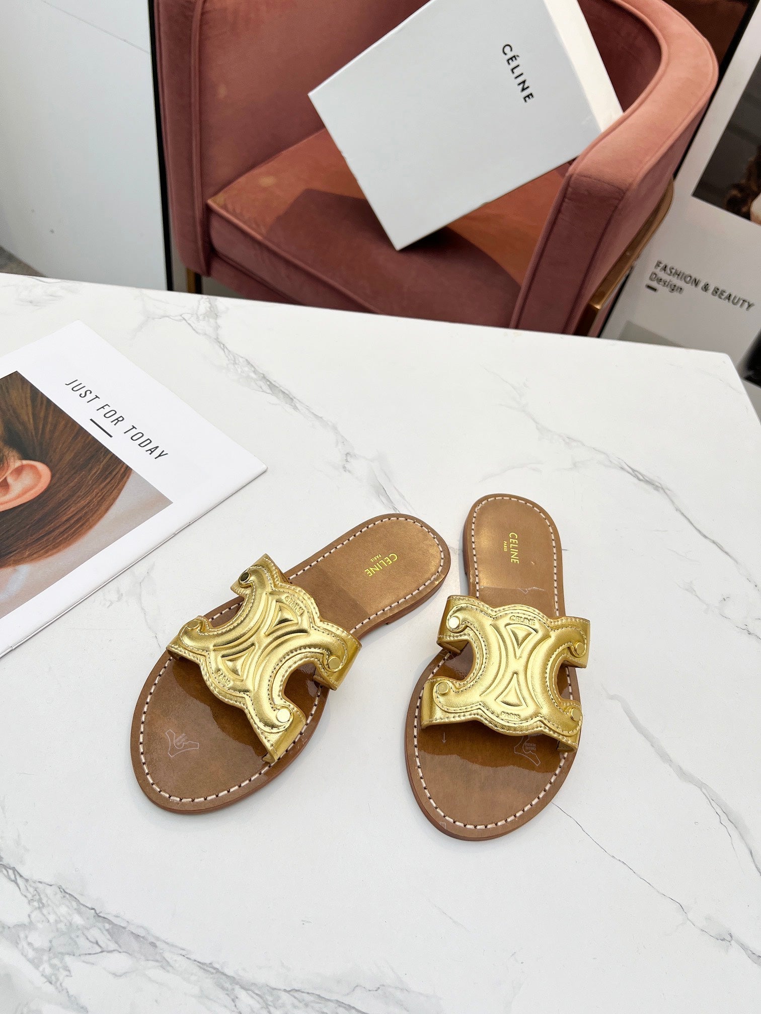 TRIOMPHE SLIDE IN GOLD CALFSKIN