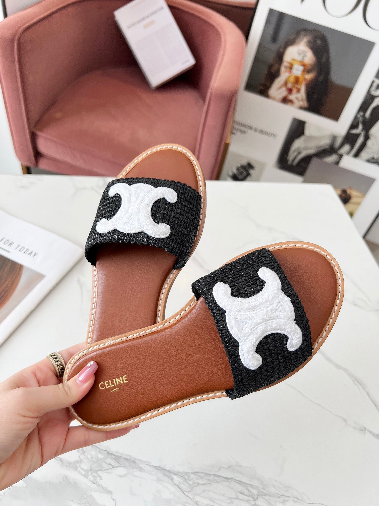 LYMPIA MULE BLACK RAFFIA AND WHITE WOOL LOGO