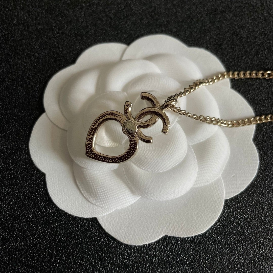 DOUBLE C HEART NECKLACE WITH CRYSTALS WHITE PEARLS AND SILVER METAL