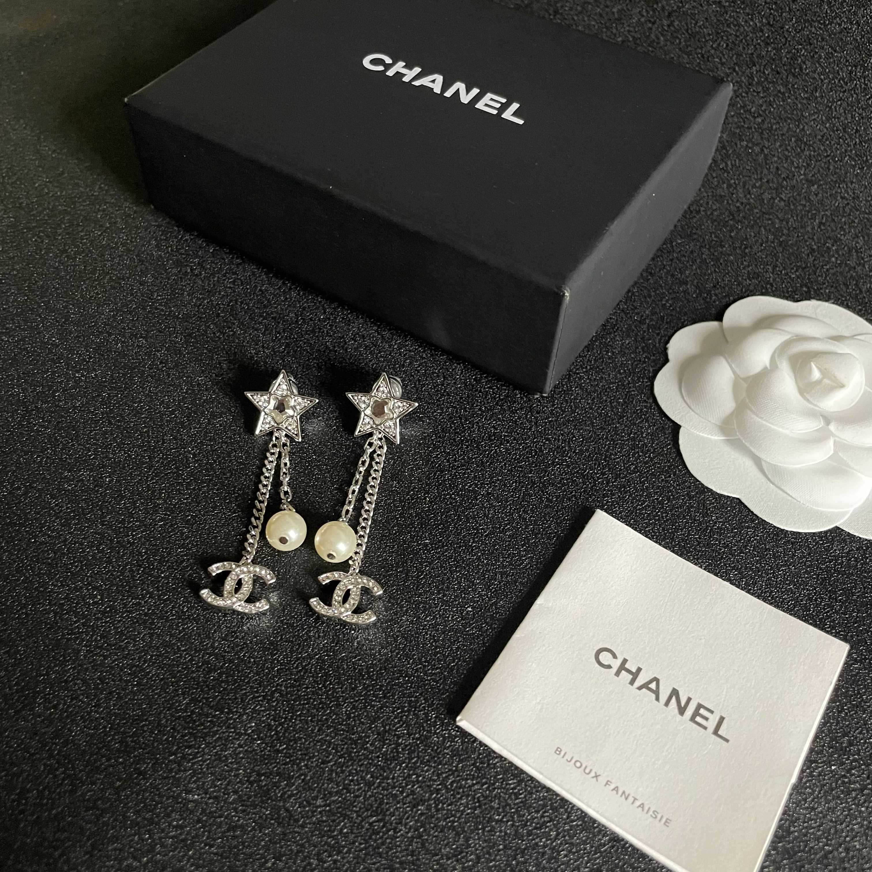 DOUBLE C STUD EARRINGS WITH STAR STONE DOUBLE CHAINS ONE WITH LOGO AND ONE WITH PEARL