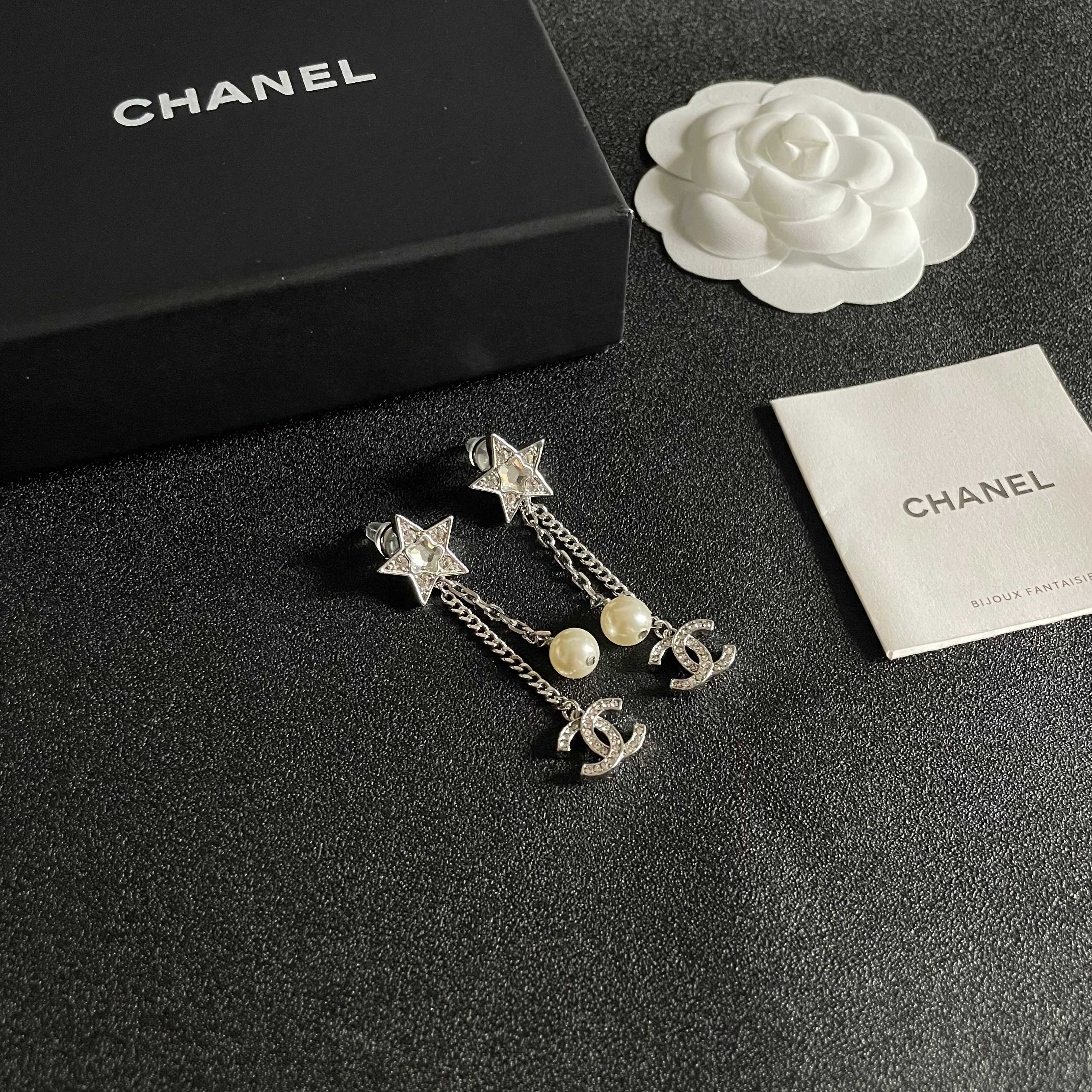 DOUBLE C STUD EARRINGS WITH STAR STONE DOUBLE CHAINS ONE WITH LOGO AND ONE WITH PEARL