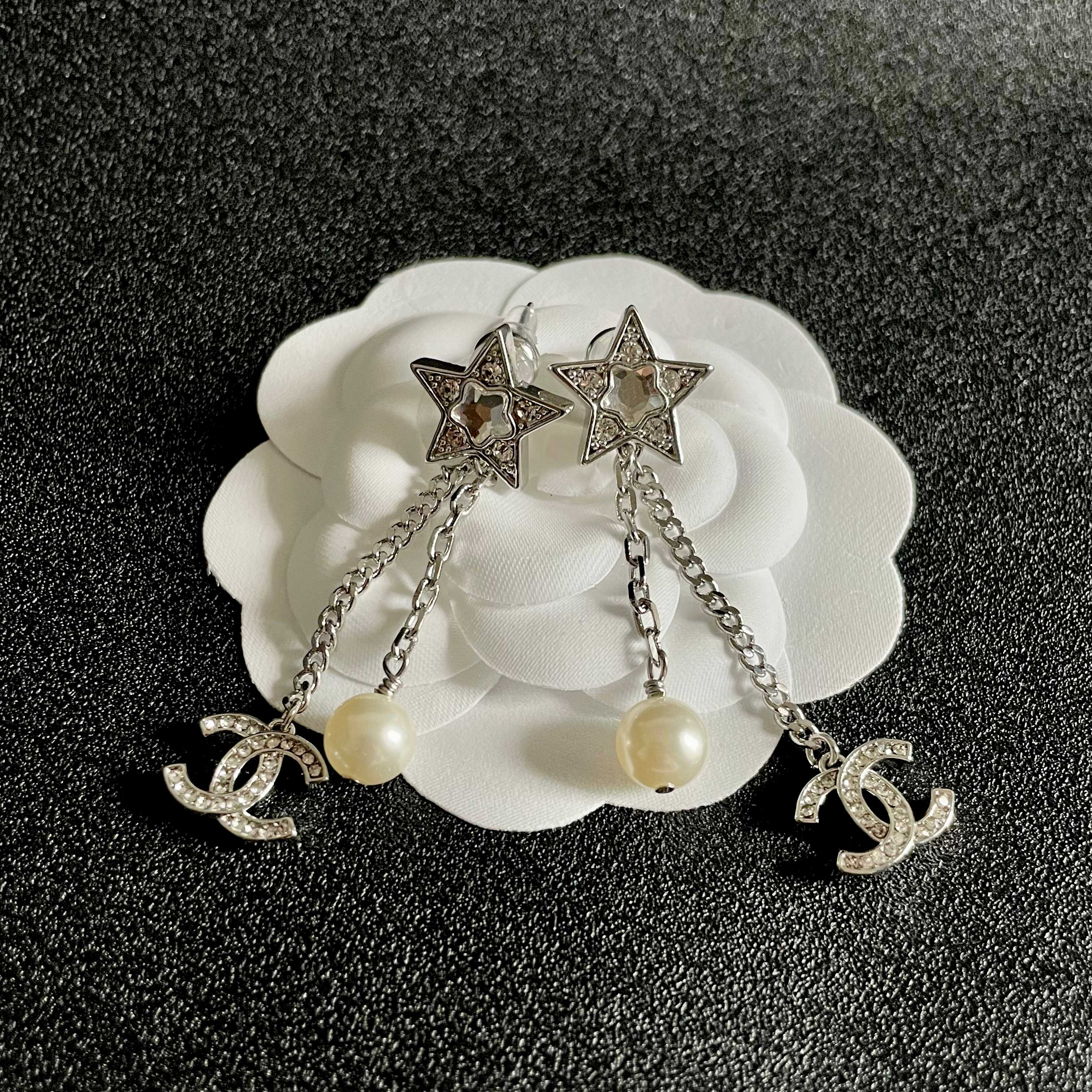 DOUBLE C STUD EARRINGS WITH STAR STONE DOUBLE CHAINS ONE WITH LOGO AND ONE WITH PEARL