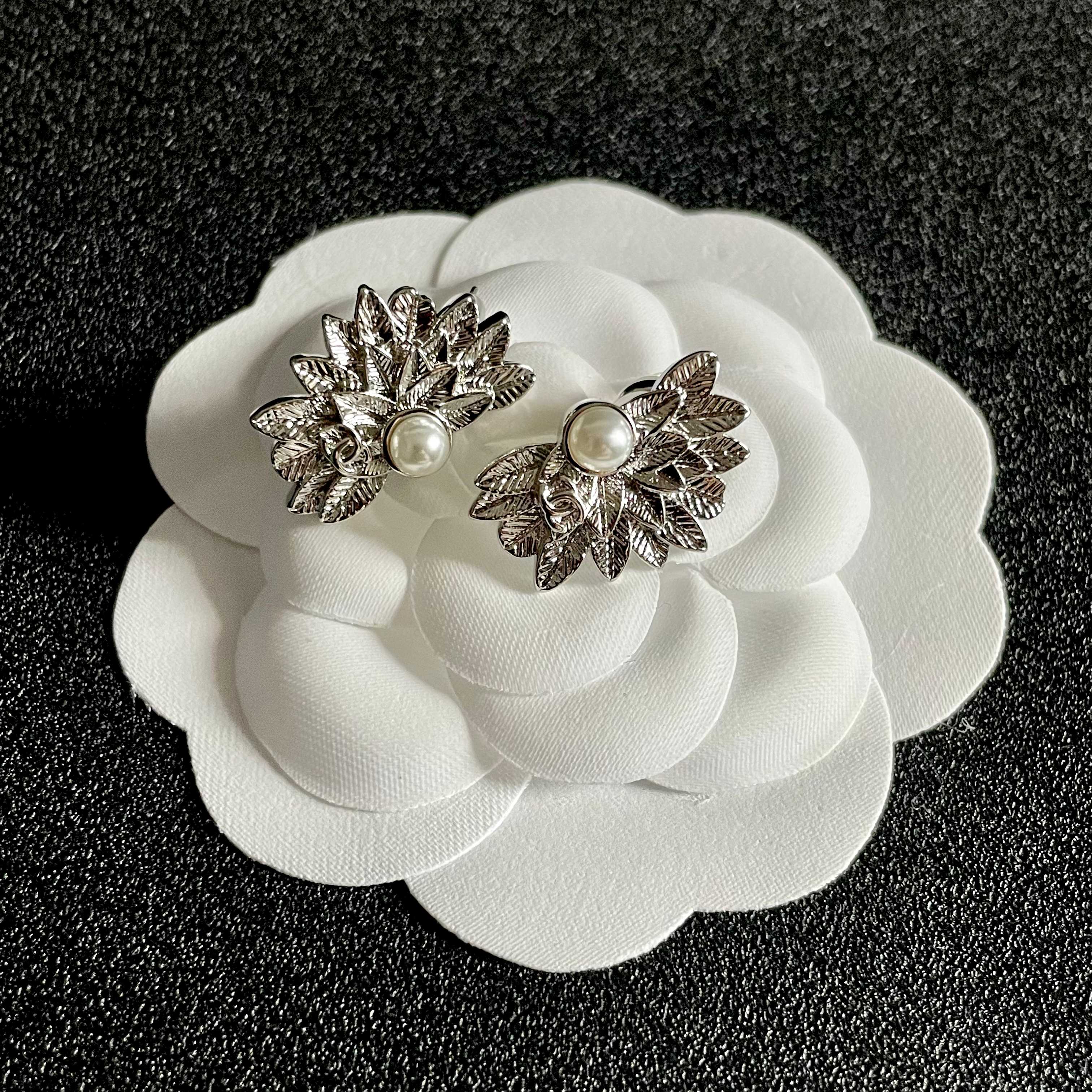 DOUBLE C STUD EARRINGS IN HALF-FLOWER SHAPE WITH PEARL CENTER