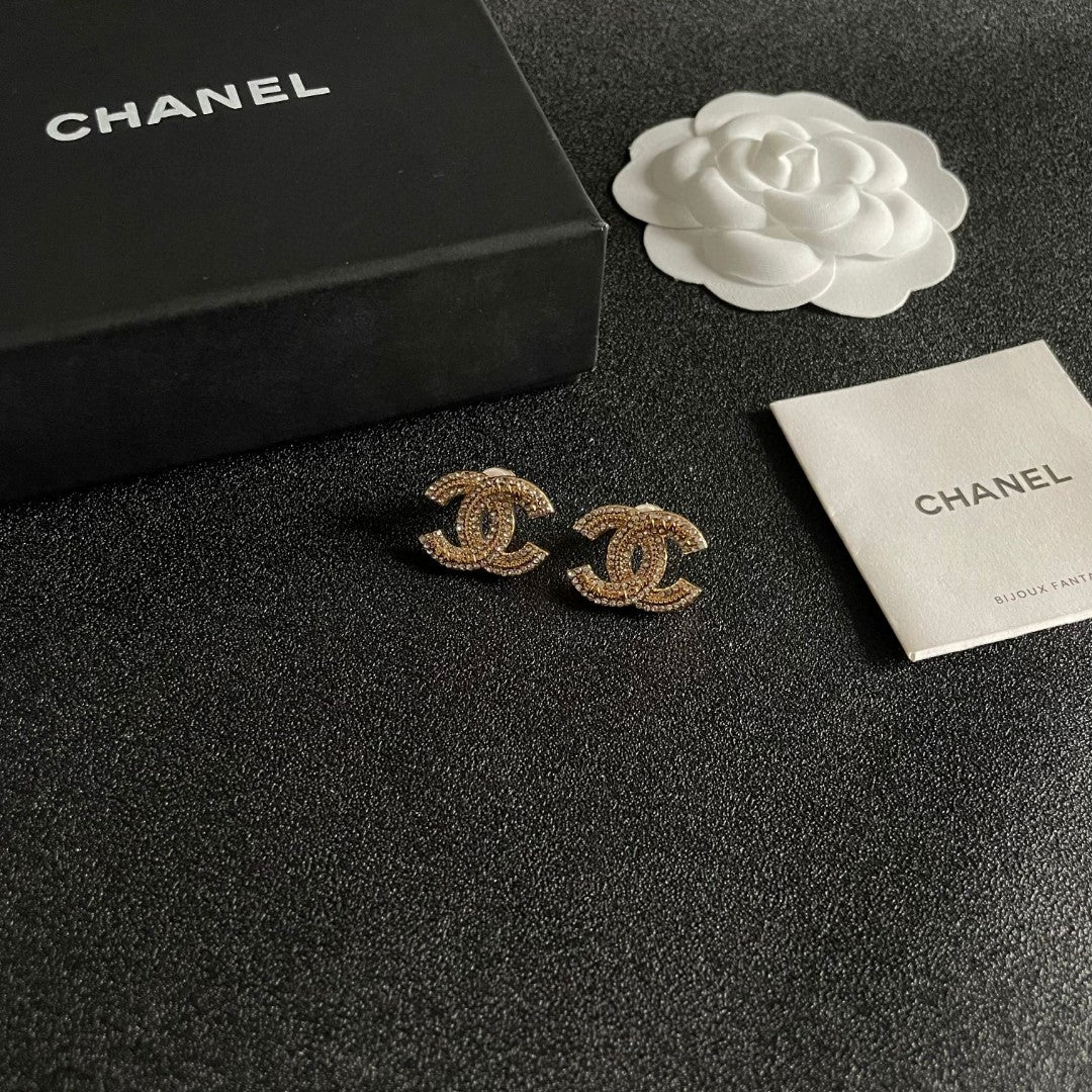 STUD EARRINGS IN GOLD METAL FULLY WHITE DIAMOND