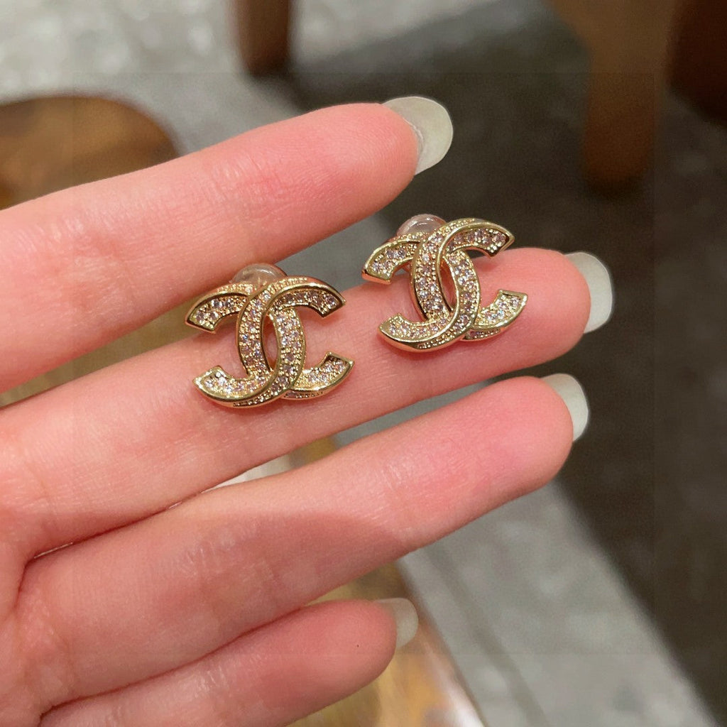 DOUBLE C STUD EARRINGS IN GOLD METAL FULLY DIAMOND