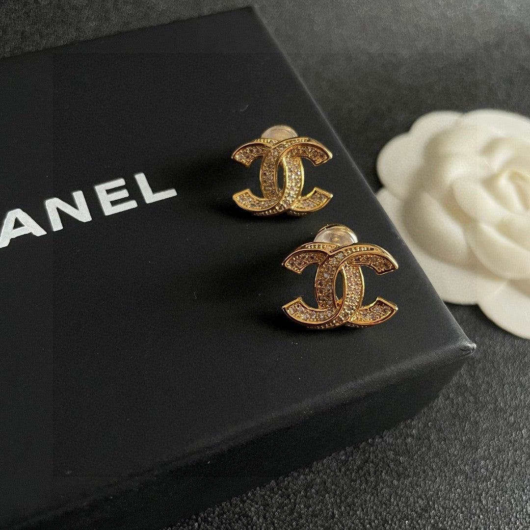 DOUBLE C STUD EARRINGS IN GOLD METAL FULLY DIAMOND