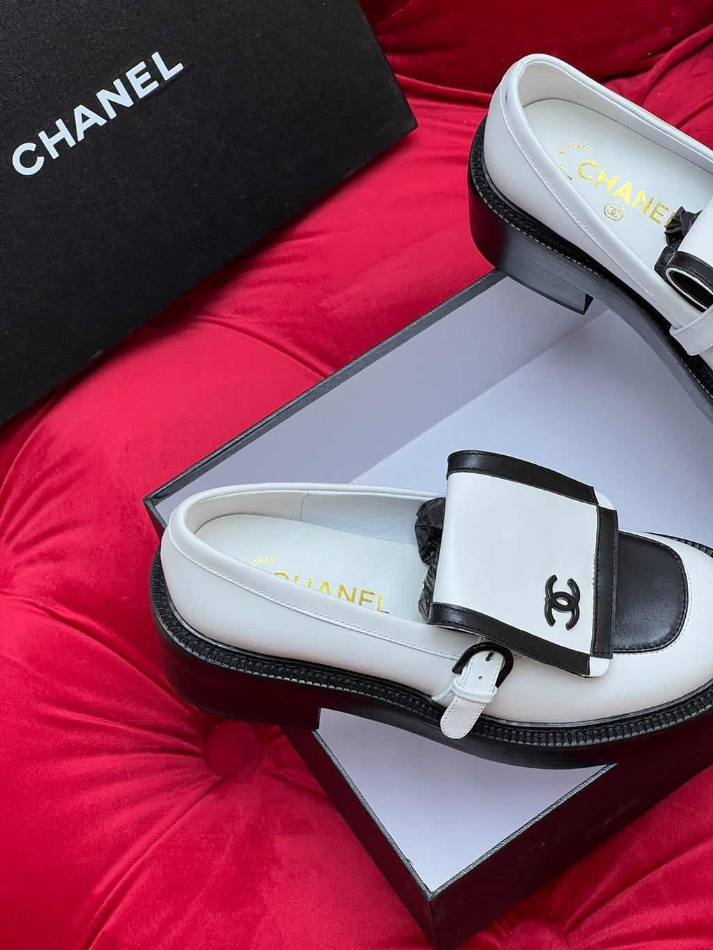 CC MOCCASIN LOAFER IN WHITE MIX BLACK LAMBSKIN