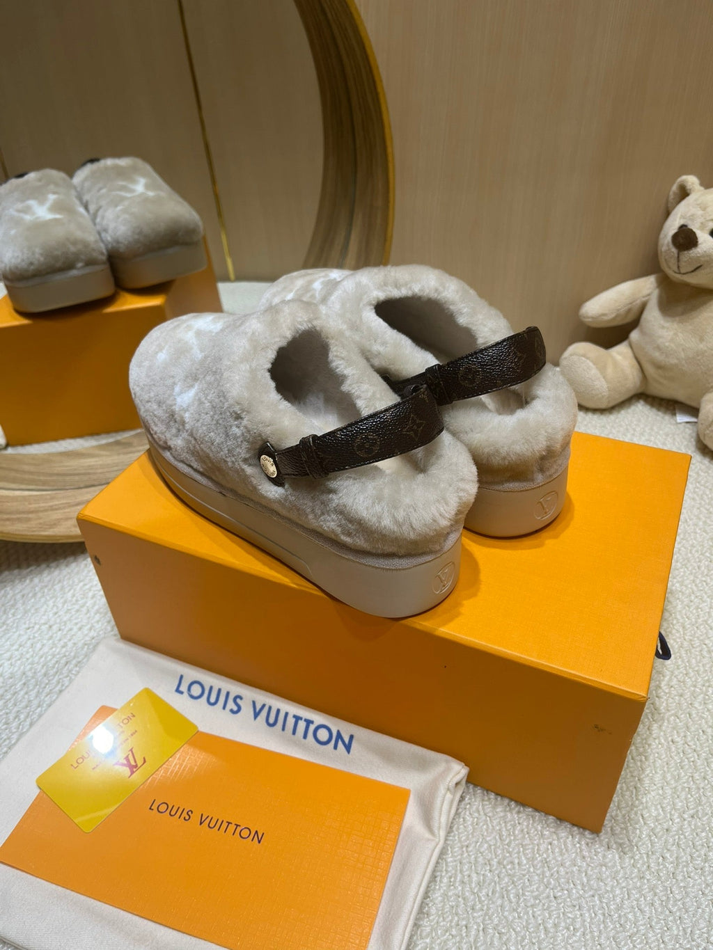 ASPEN COMFORT CLOG IN KHAKI BEIGE MIX WHITE FLEECE