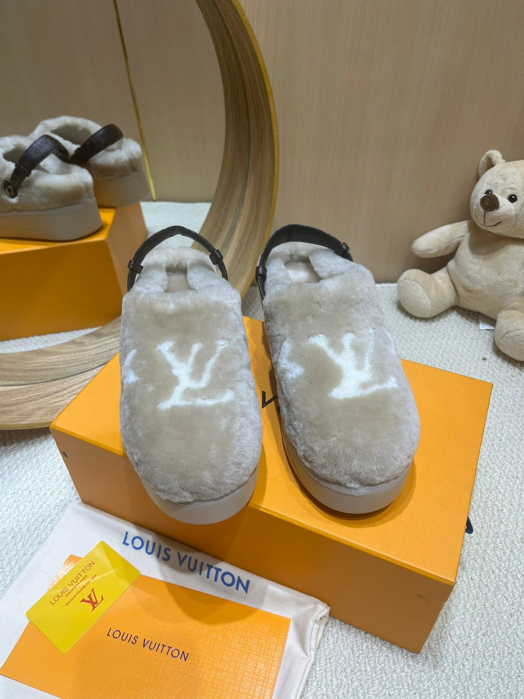 ASPEN COMFORT CLOG IN KHAKI BEIGE MIX WHITE FLEECE