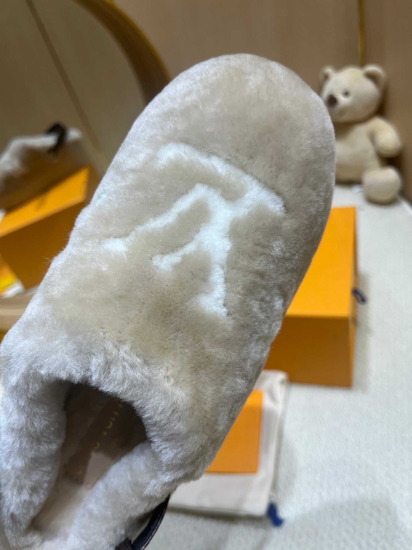 ASPEN COMFORT CLOG IN KHAKI BEIGE MIX WHITE FLEECE