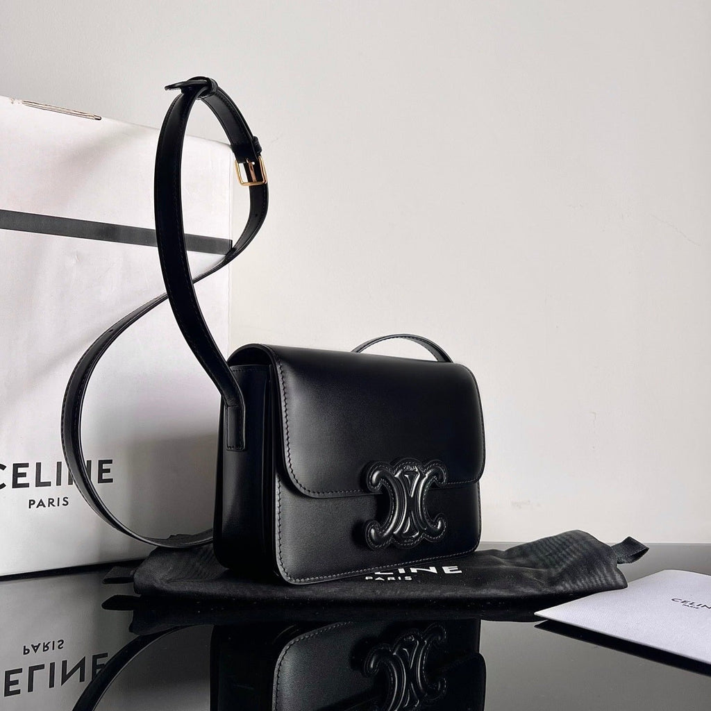 CLASSIQUE TRIOMPHE 22 BLACK SMOOTH CALFSKIN