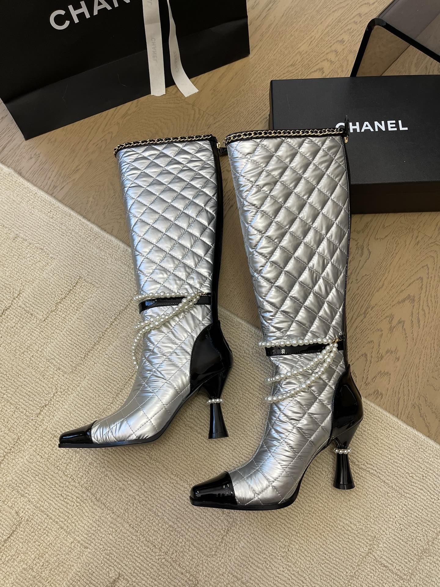 KNEE HIGH BOOTS 8 CM IN SILVER MIX BLACK CALFSKIN WITH PEARL CHAIN