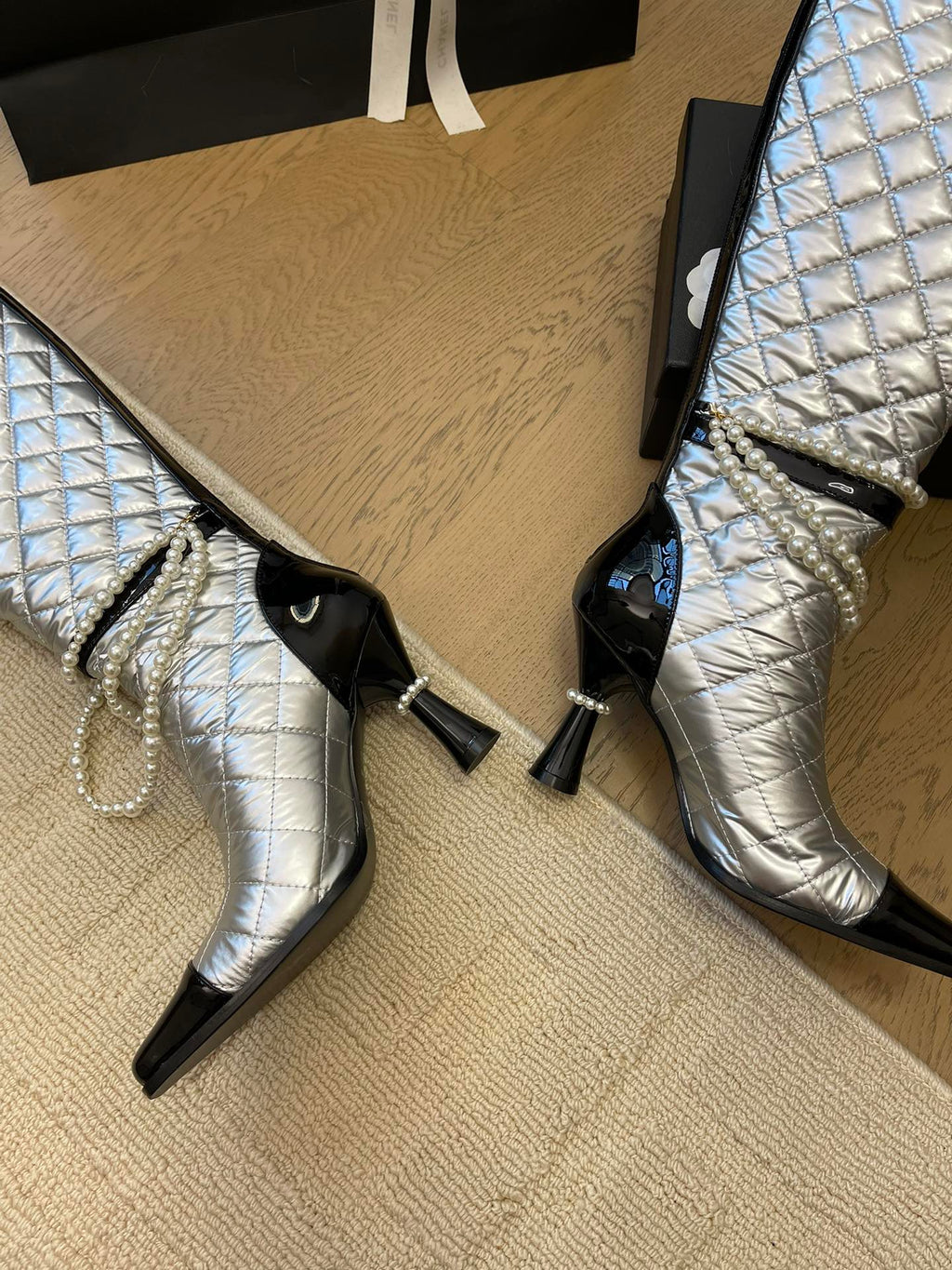 KNEE HIGH BOOTS 8 CM IN SILVER MIX BLACK CALFSKIN WITH PEARL CHAIN