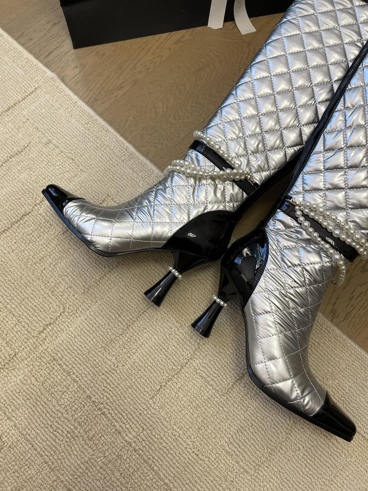 KNEE HIGH BOOTS 8 CM IN SILVER MIX BLACK CALFSKIN WITH PEARL CHAIN