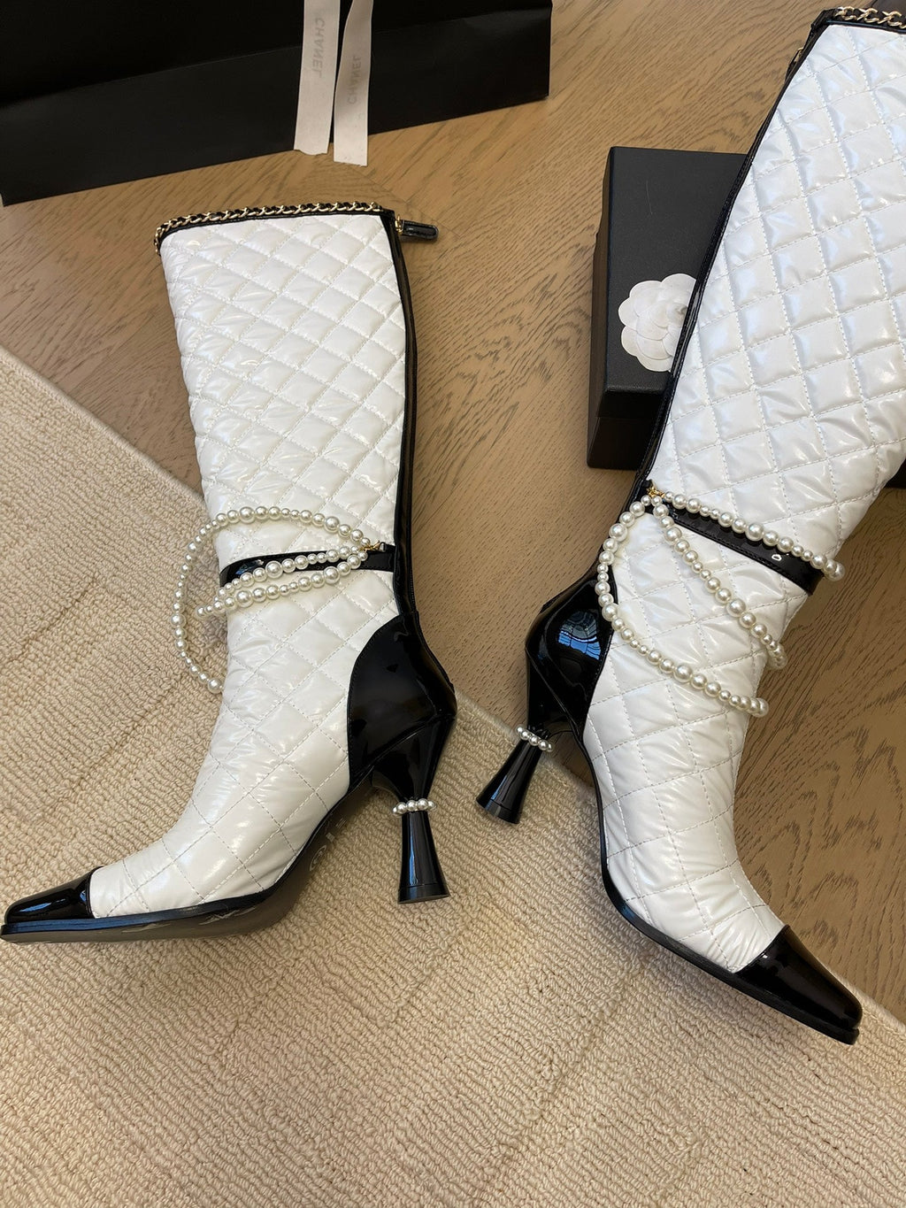 KNEE HIGH BOOTS 8 CM IN WHITE MIX BLACK CALFSKIN WITH PEARL CHAIN