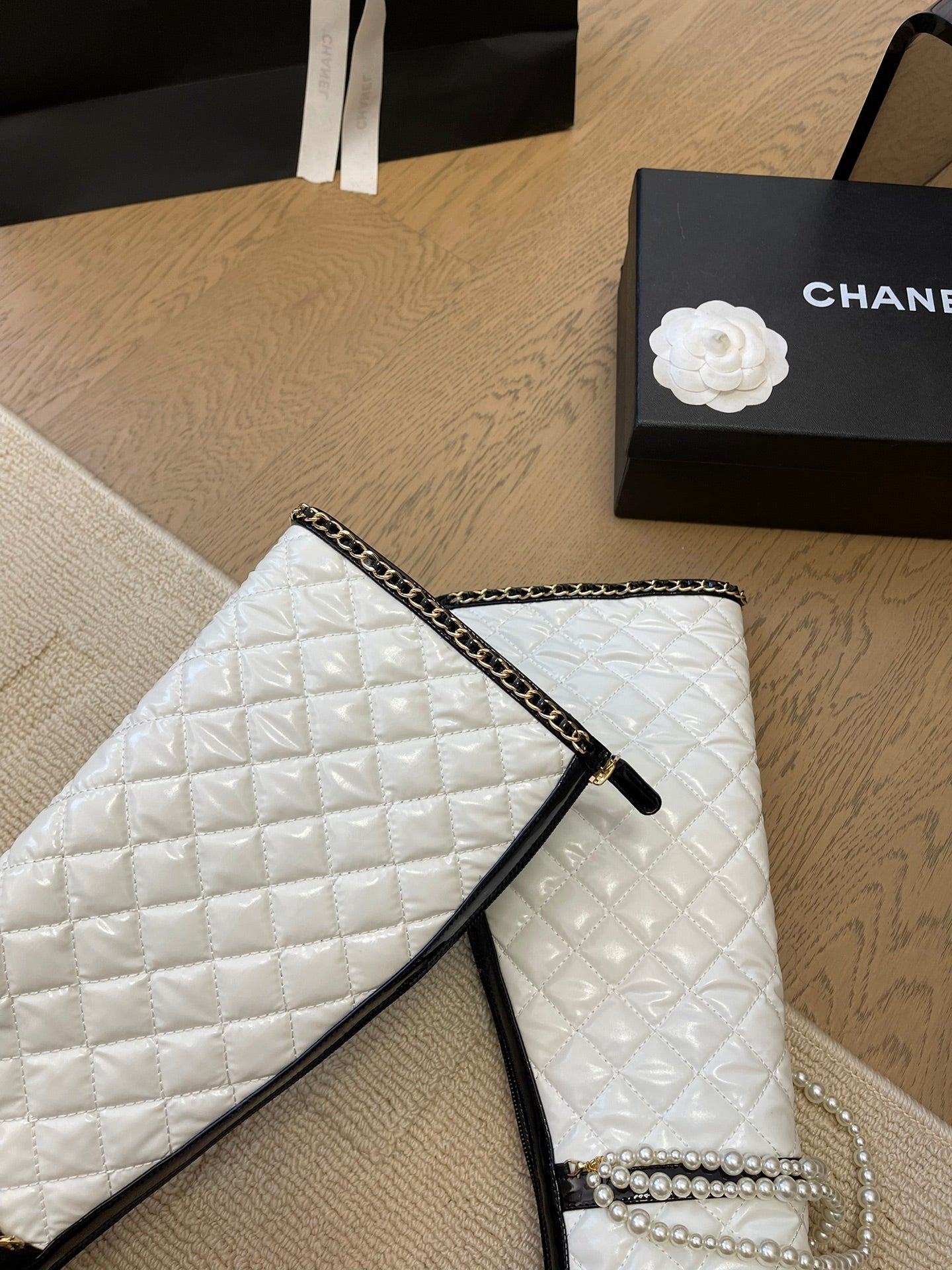 KNEE HIGH BOOTS 8 CM IN WHITE MIX BLACK CALFSKIN WITH PEARL CHAIN