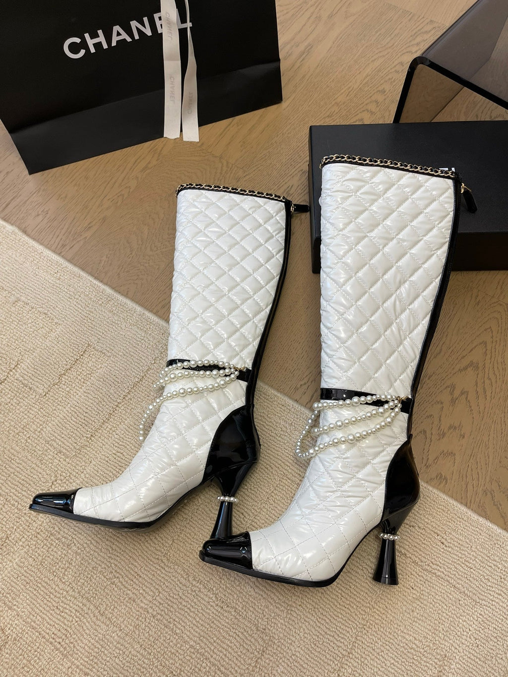KNEE HIGH BOOTS 8 CM IN WHITE MIX BLACK CALFSKIN WITH PEARL CHAIN