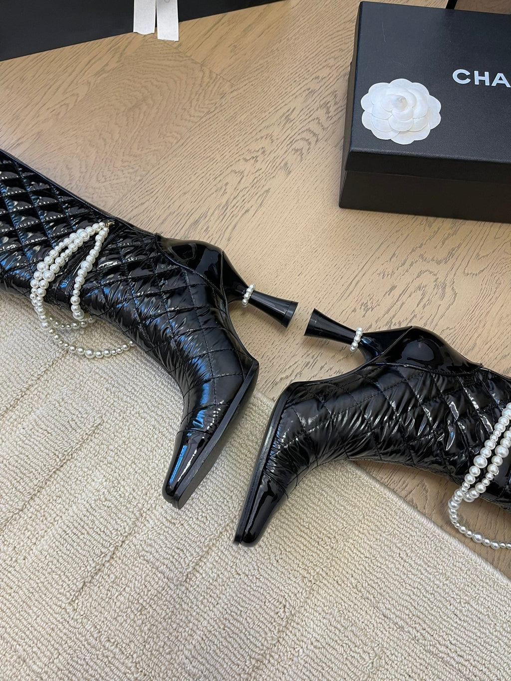 KNEE HIGH BOOTS 8 CM IN BLACK CALFSKIN WITH PEARL CHAIN