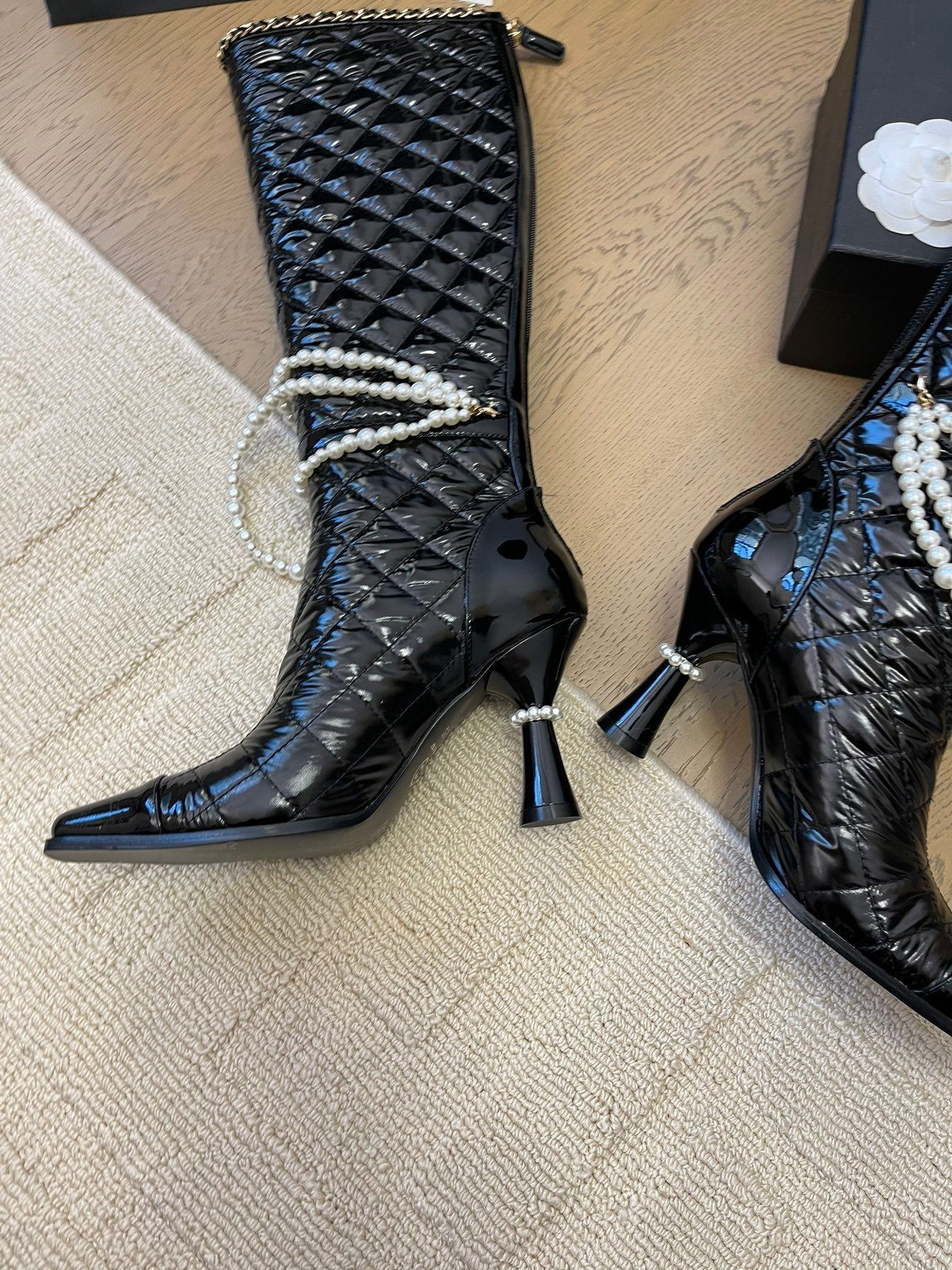 KNEE HIGH BOOTS 8 CM IN BLACK CALFSKIN WITH PEARL CHAIN