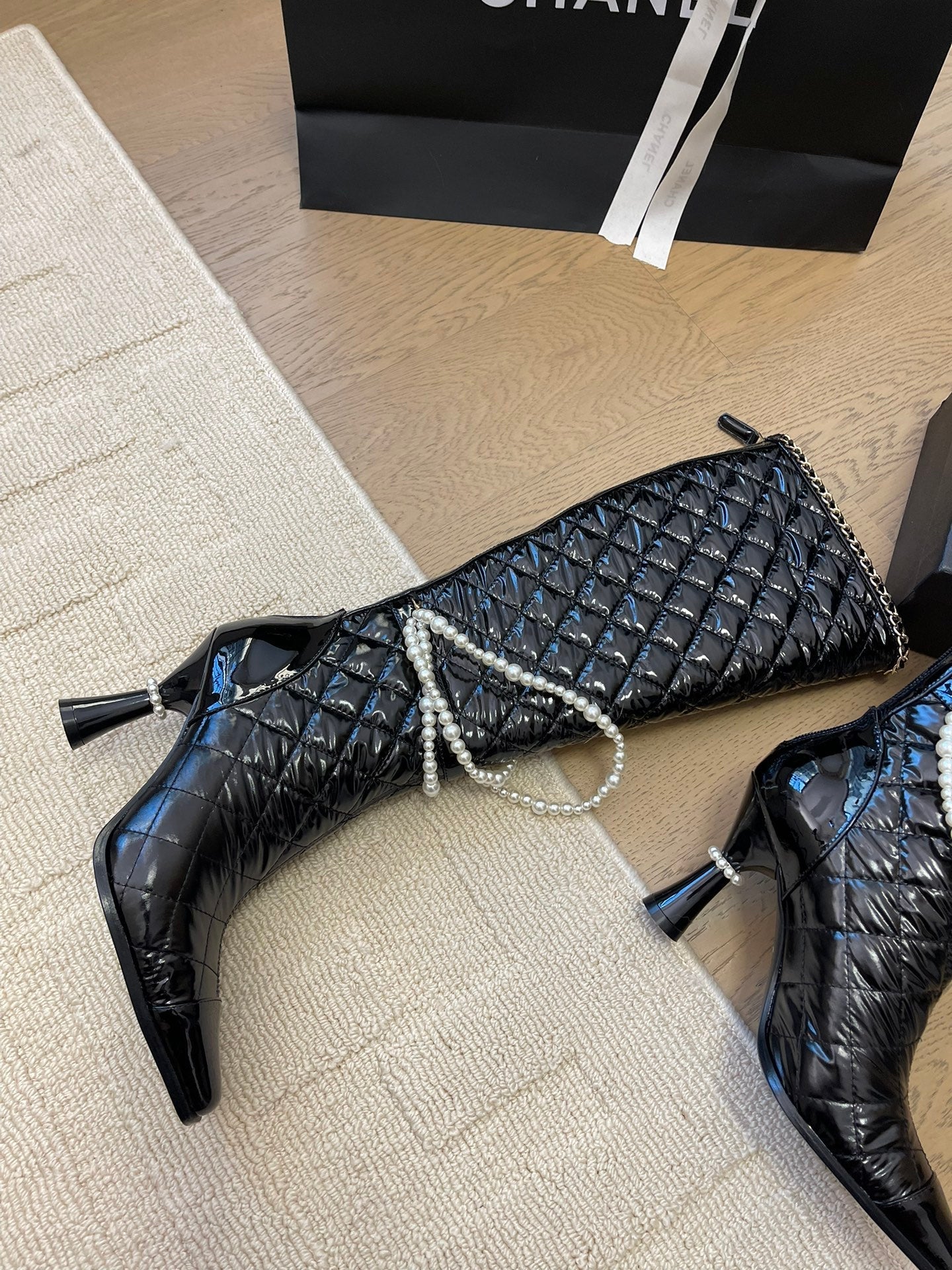 KNEE HIGH BOOTS 8 CM IN BLACK CALFSKIN WITH PEARL CHAIN