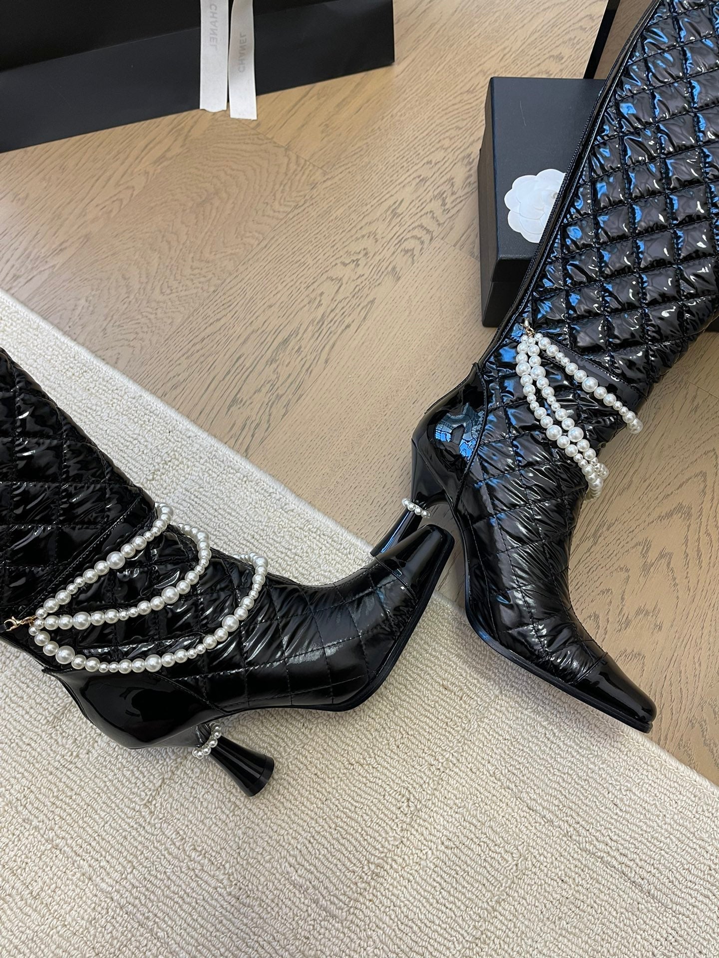 KNEE HIGH BOOTS 8 CM IN BLACK CALFSKIN WITH PEARL CHAIN